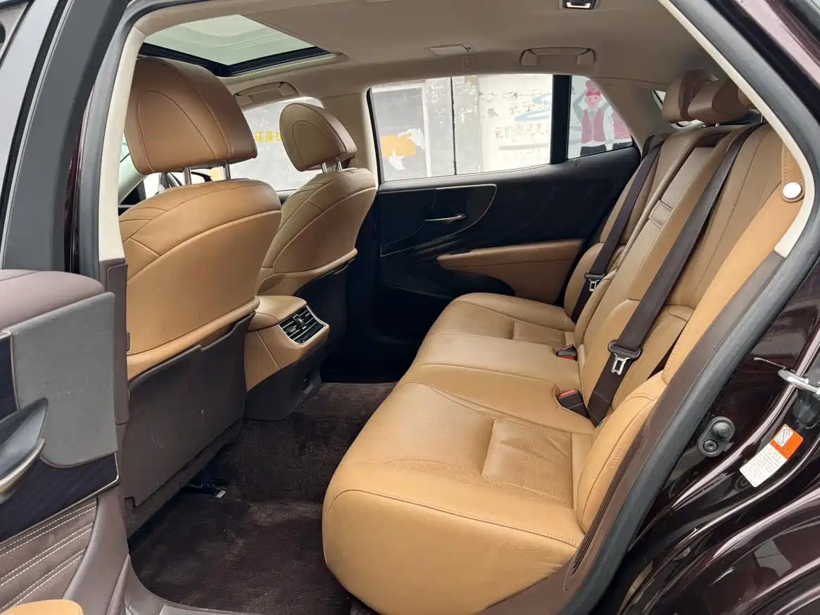 Фото 8 - Lexus LS