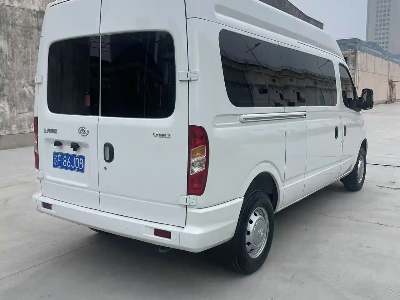 SAIC Maxus Xintu V80 2023 2.0T PLUS Manual All-round King Long Wheelbase Medium Roof 6/7/8/9-seater фото 7