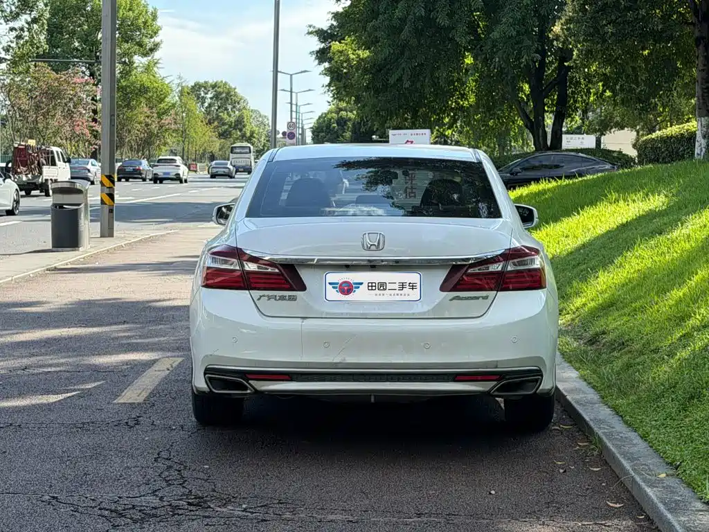 Фото 5 - Honda Accord