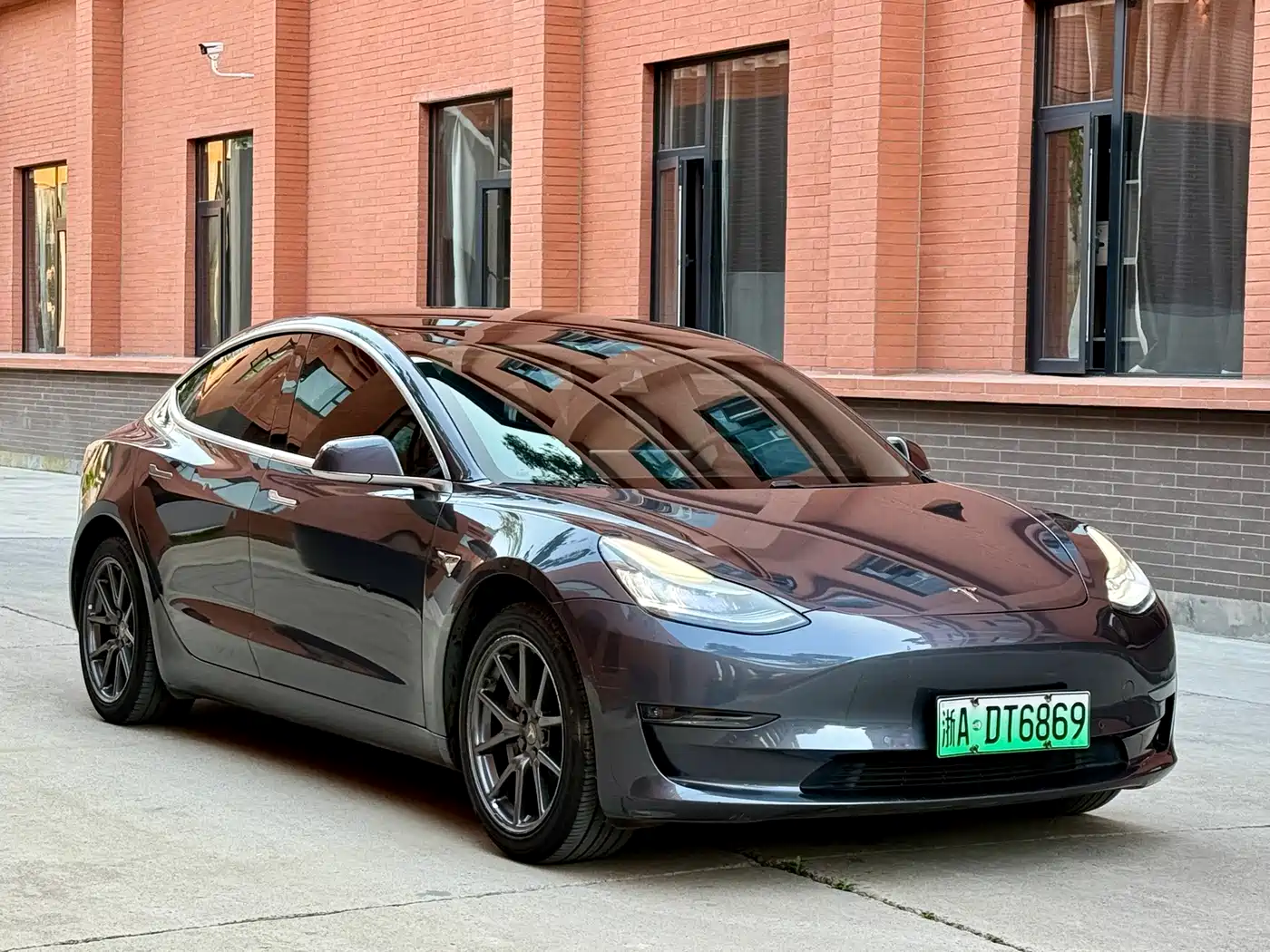 TESLA MODEL 3