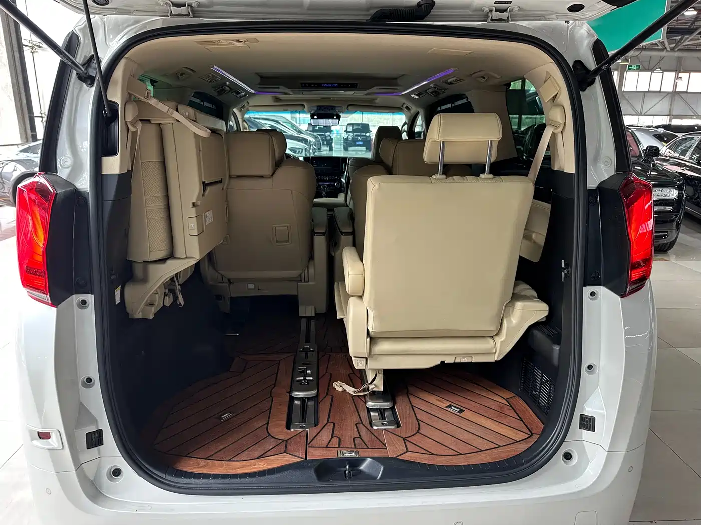 Toyota Alphard 2020 Hybrid 2.5L Premium Edition фото 17