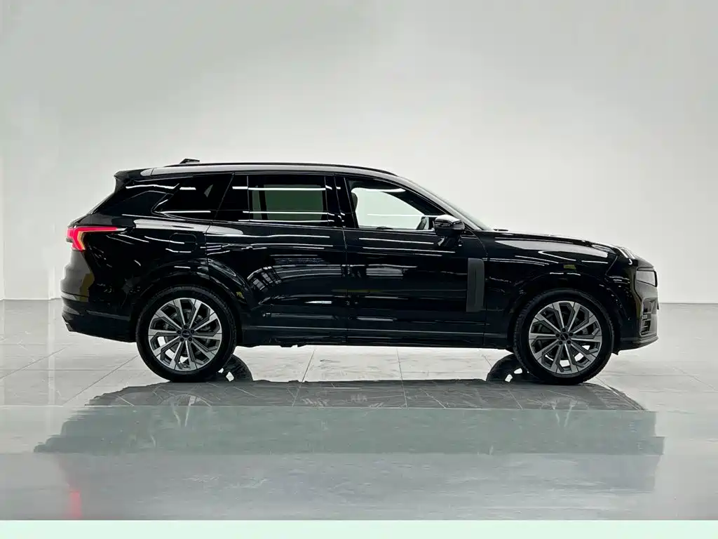 Photo 7 - Lynk & Co 09