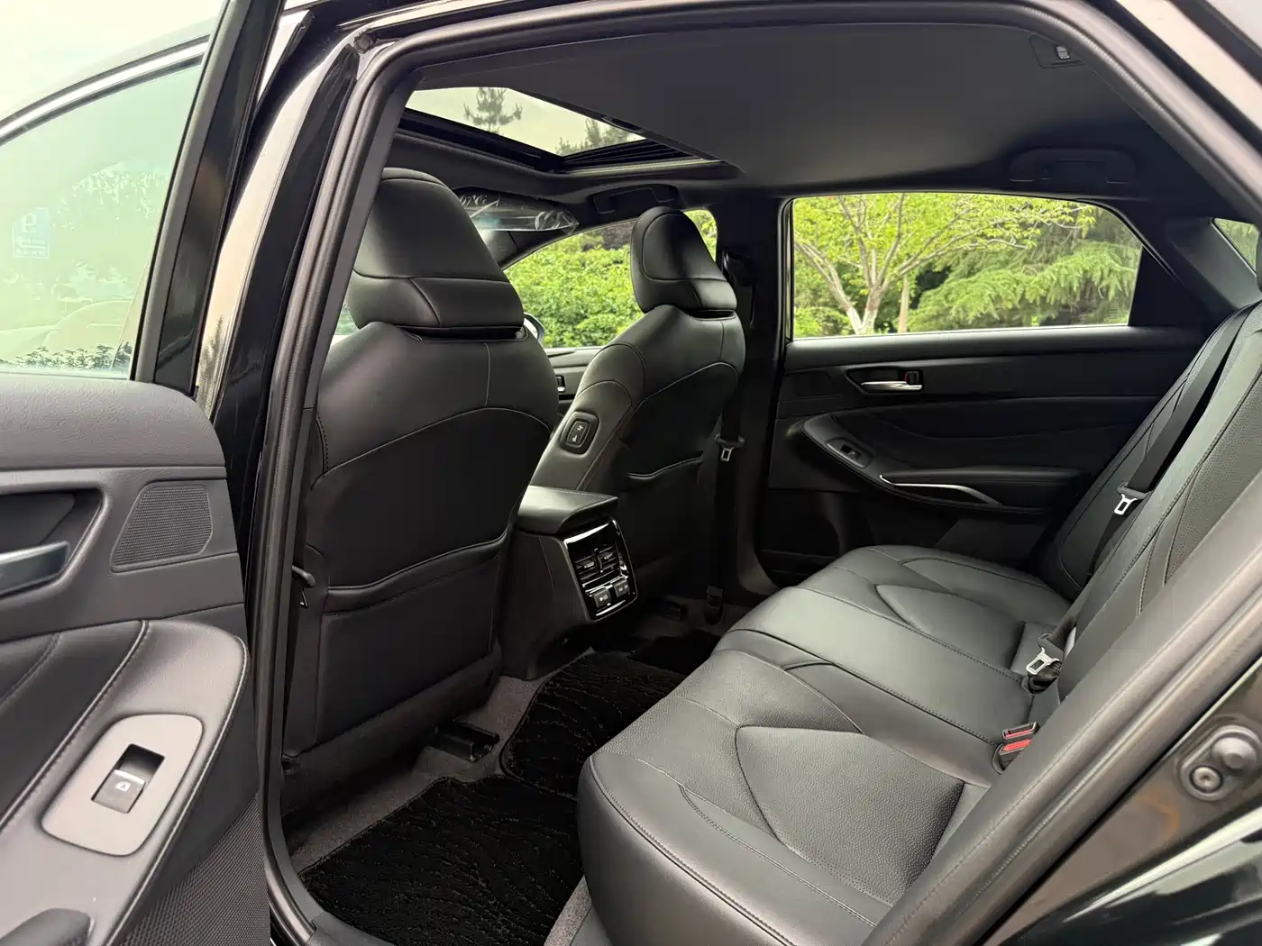 Toyota Avalon 2023 2.0L XLE Premium Edition фото 11