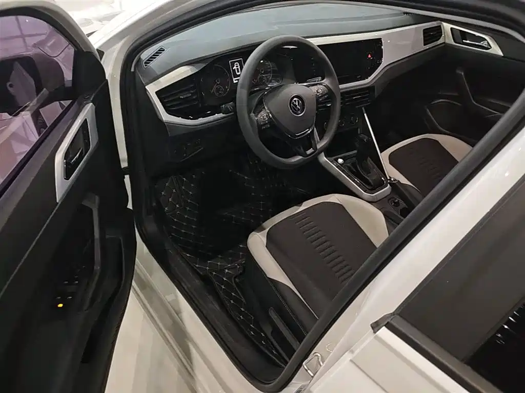 Volkswagen Polo 2021 Plus 1.5L Automatic Colorful Tech Edition фото 16