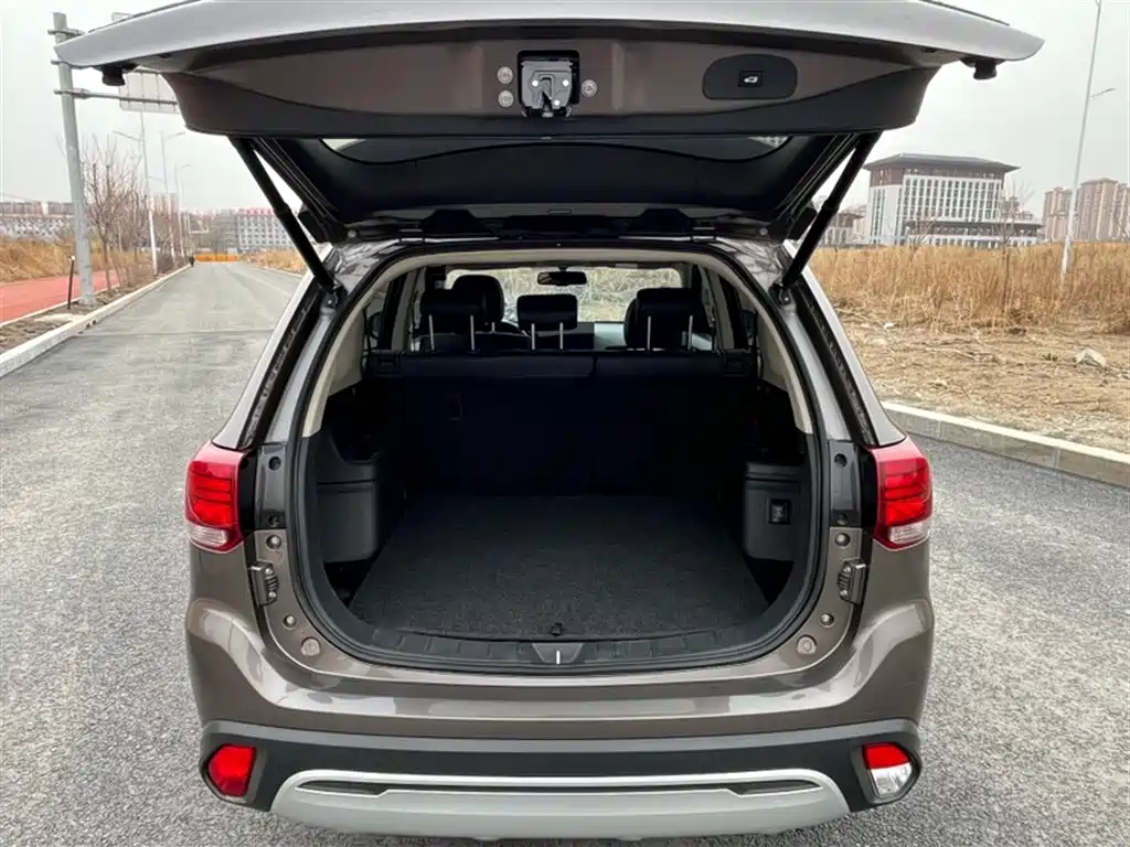 Mitsubishi Outlander 2020 2.0L 2WD Premium 5-seater фото 18