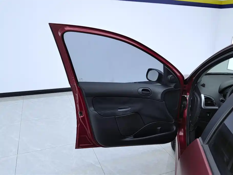 Peugeot 207 2011 Hatchback 1.4L Manual Joy Edition фото 7