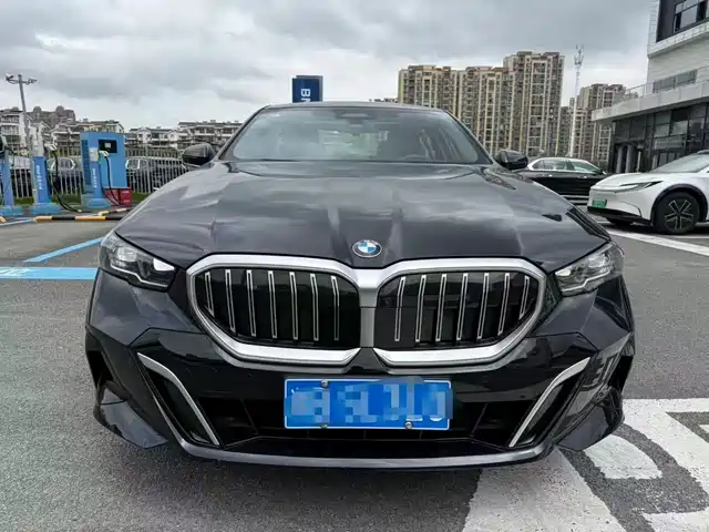 BMW 5 Series 2025 530Li Premium M Sport Package — фото 2