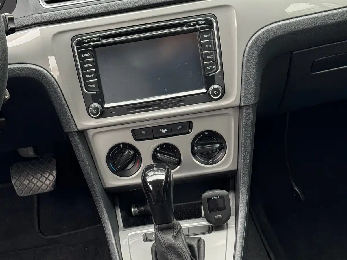 Volkswagen Lavida Tour 2013 1.6L Automatic Trend Style фото 10