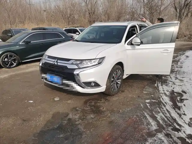 MITSUBISHI OUTLANDER
