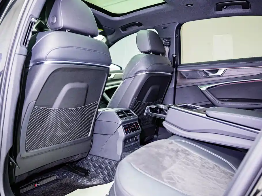 Фото 15 - Audi A6L