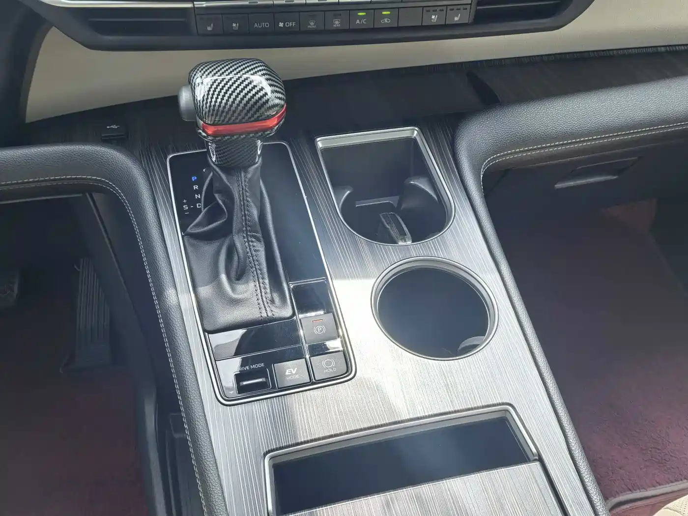 Toyota Sienna 2023 2.5L Hybrid Premium Edition фото 7