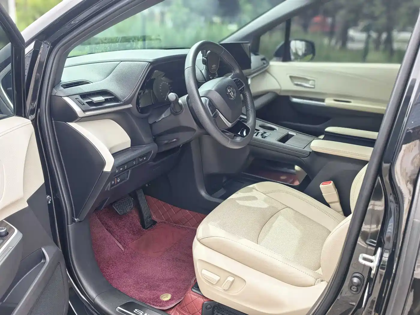 Toyota Sienna 2023 2.5L Hybrid Premium Edition фото 4