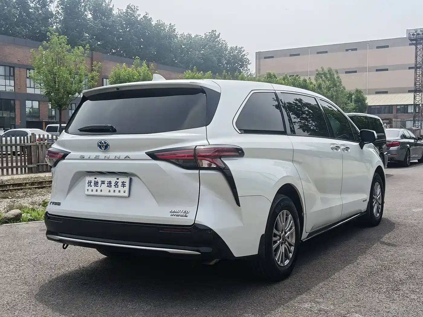 Toyota Sienna 2021 2.5L Hybrid Premium Edition фото 8