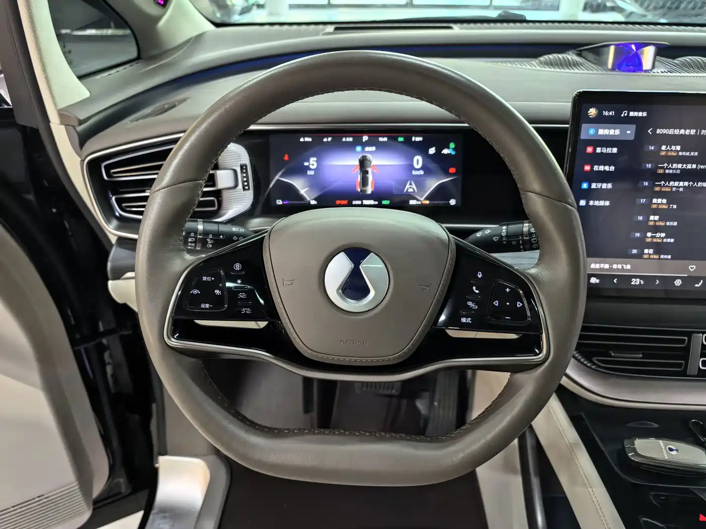 Denza D9 2023 2022 DM-i 970 AWD Flagship
