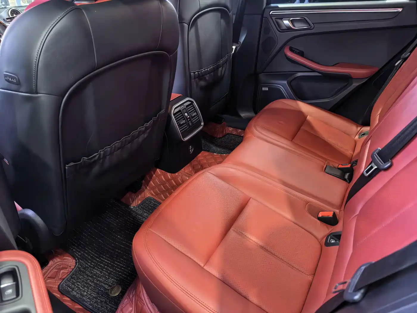 Photo 8 - Porsche Macan