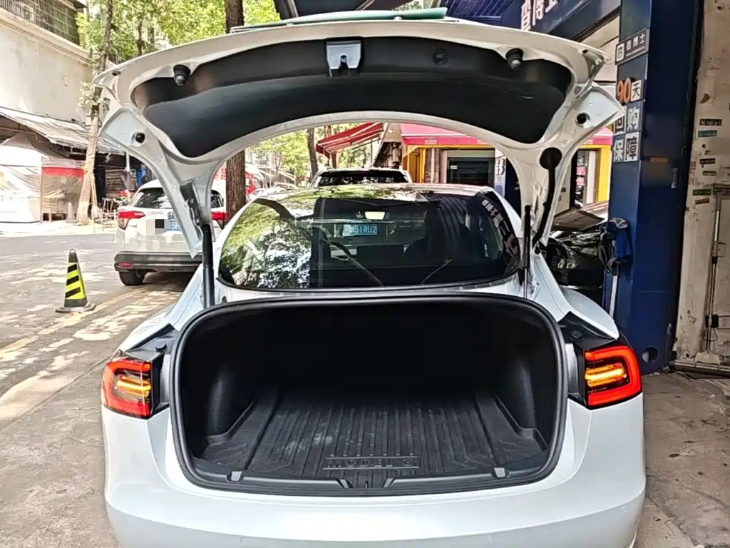 Фото 19 - Tesla Model 3