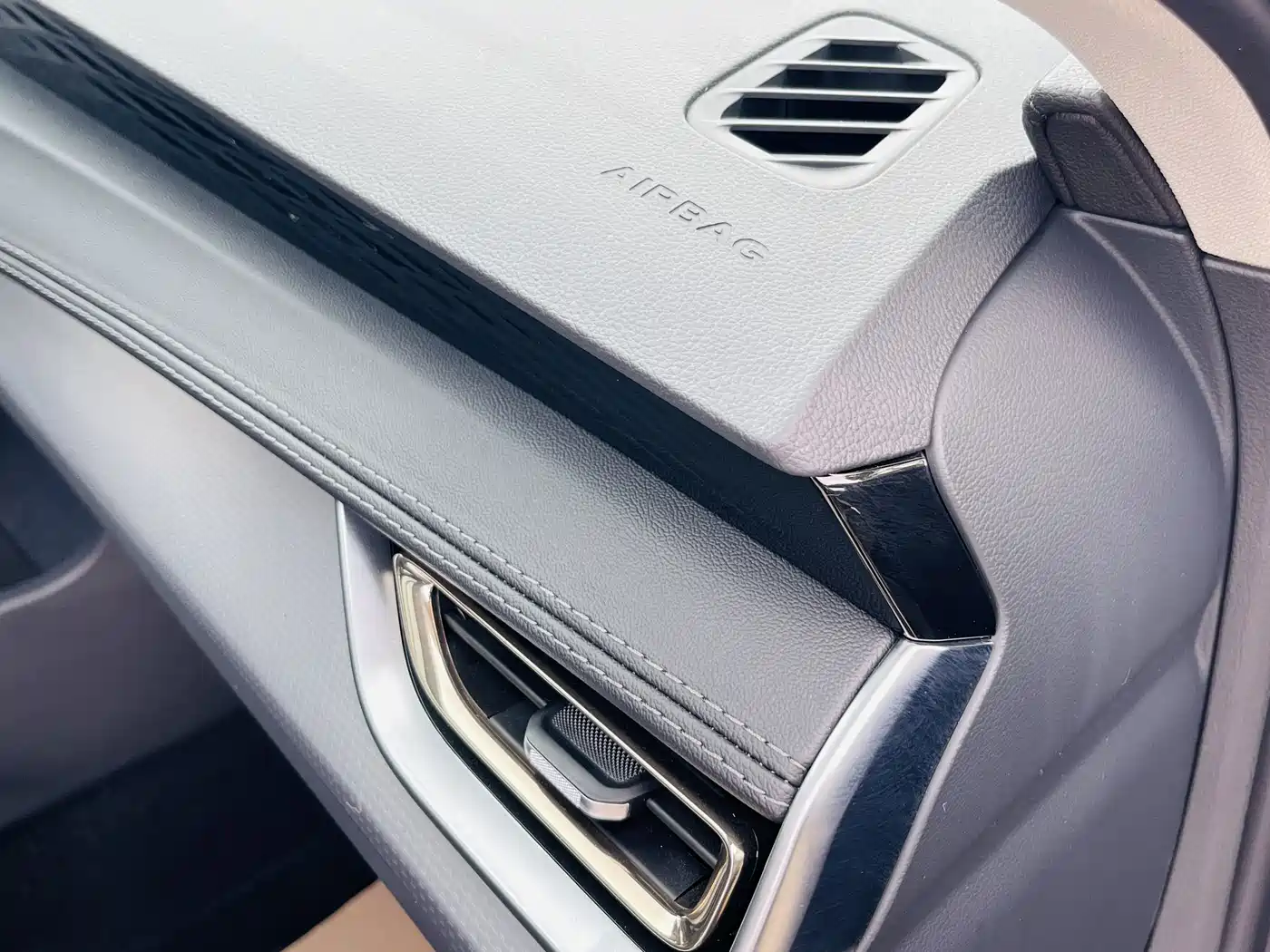 Hongqi H5 2024 2.0T Automatic Smart Connect Flag Smooth Edition фото 33