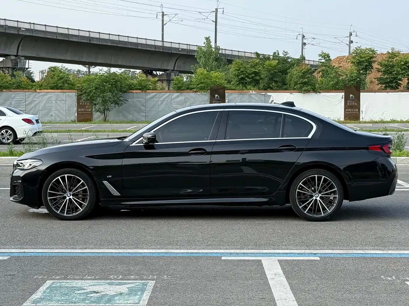 BMW 5 Series 2023 530Li Leading M Sport Package фото 5