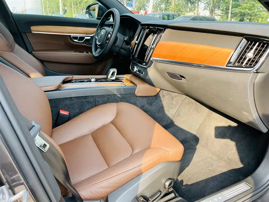 Volvo S90 2024 2024 B5 Momentum Luxury Edition