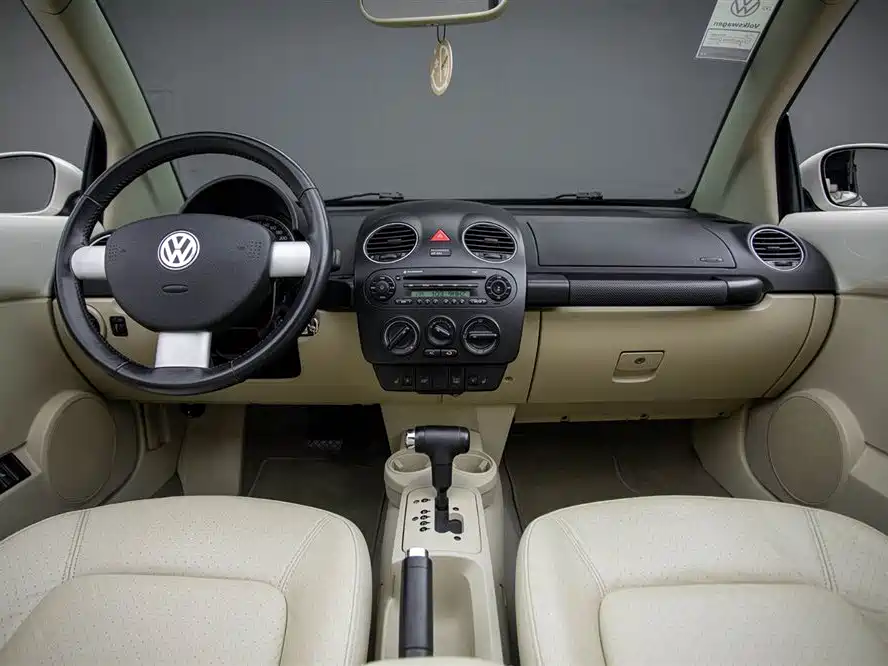 Volkswagen Beetle 2009 2.0 AT Top Convertible фото 11