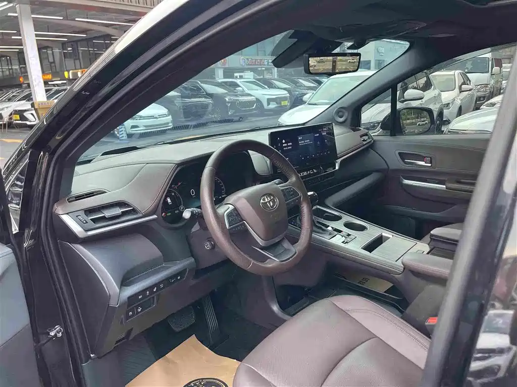 Фото 9 - Toyota Sienna