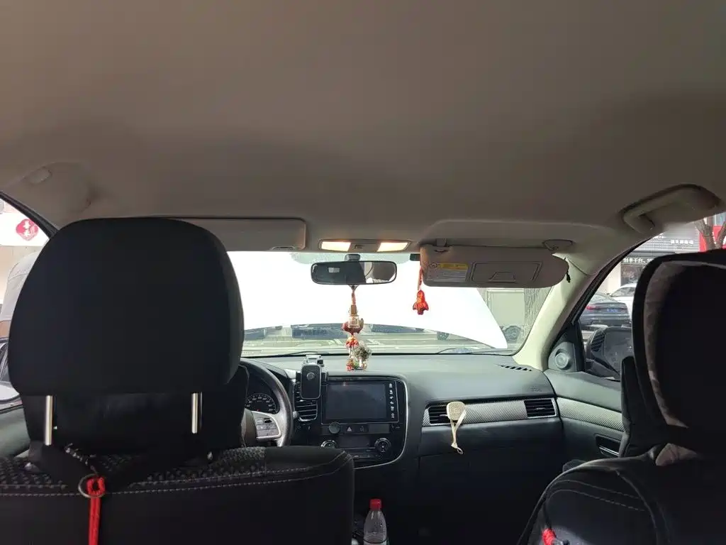 MITSUBISHI OUTLANDER