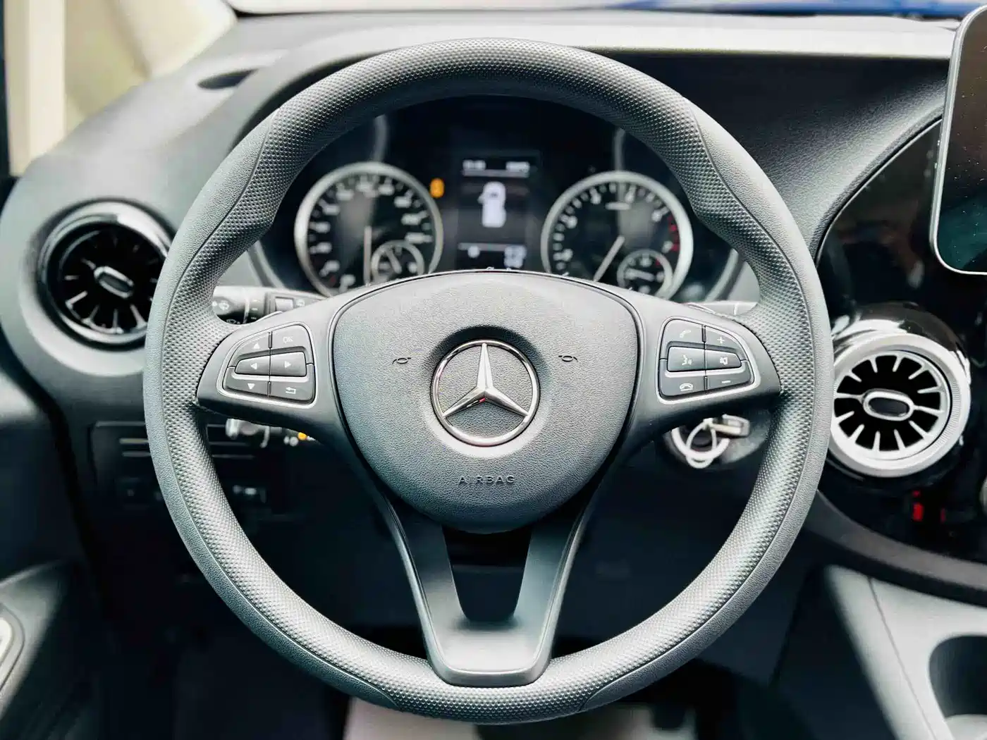 Mercedes-Benz Vito 2023 2.0T Elite 7-Seater фото 9