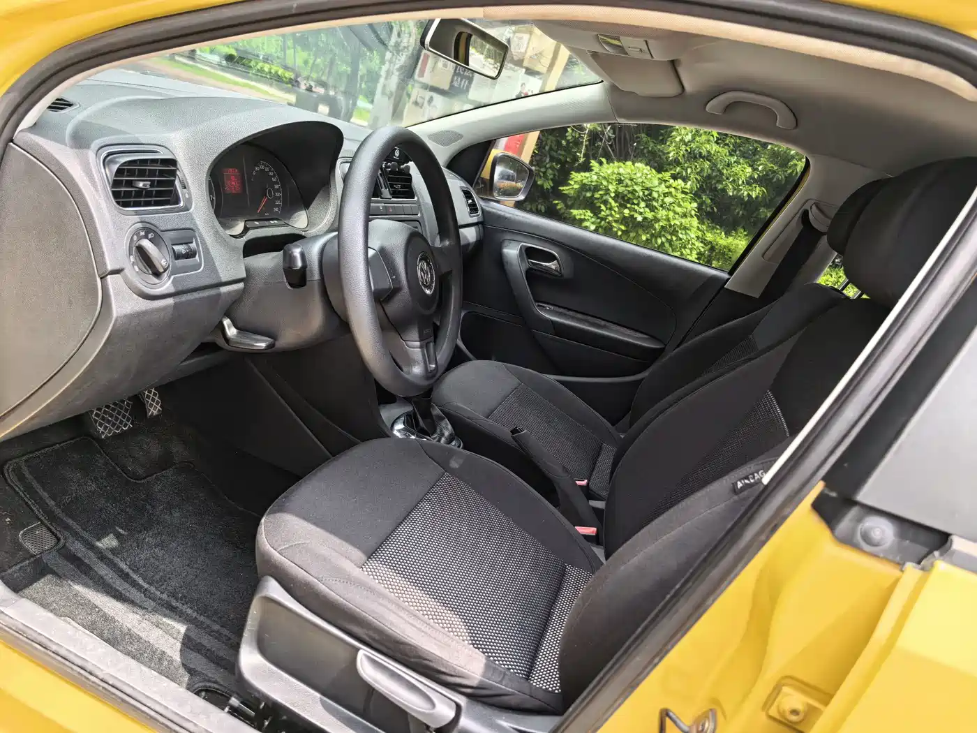 Volkswagen Polo 2011 1.4L Automatic Style Edition фото 8