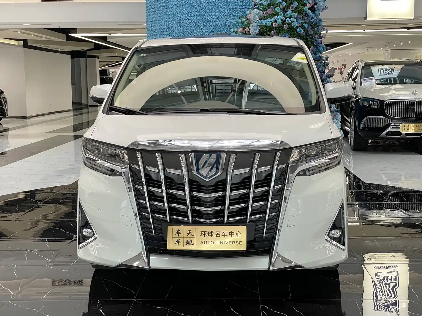 Toyota Alphard 2019 Hybrid 2.5L Luxury фото 2