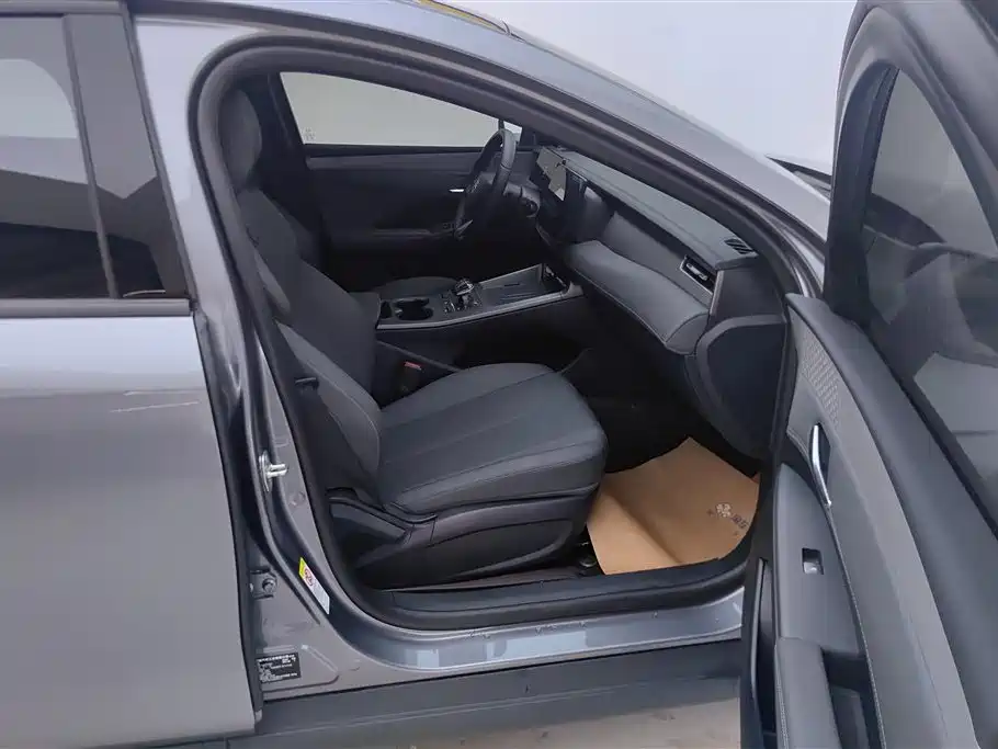 BYD Qin PLUS 2025 DM-i Smart Drive 55KM Leader фото 8