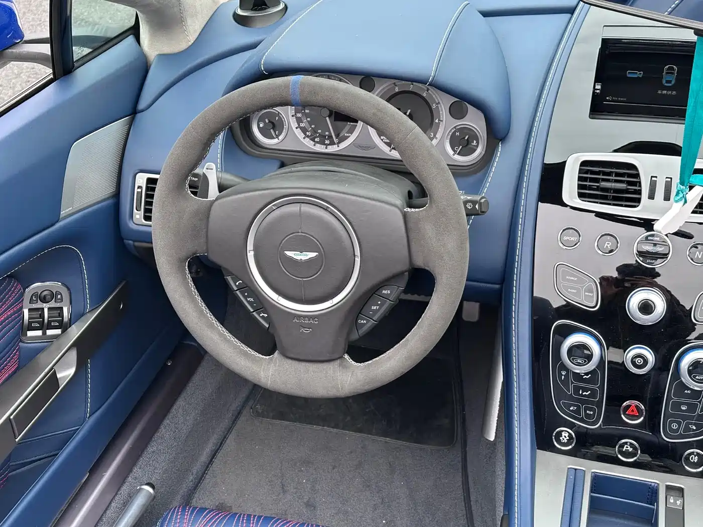 Aston Martin V8 Vantage 2017 4.7L S British Limited Convertible фото 10
