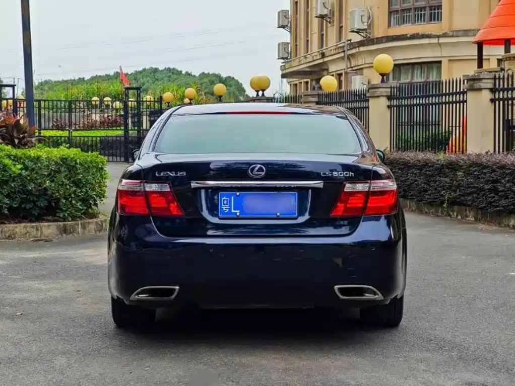 Фото 2 - Lexus LS