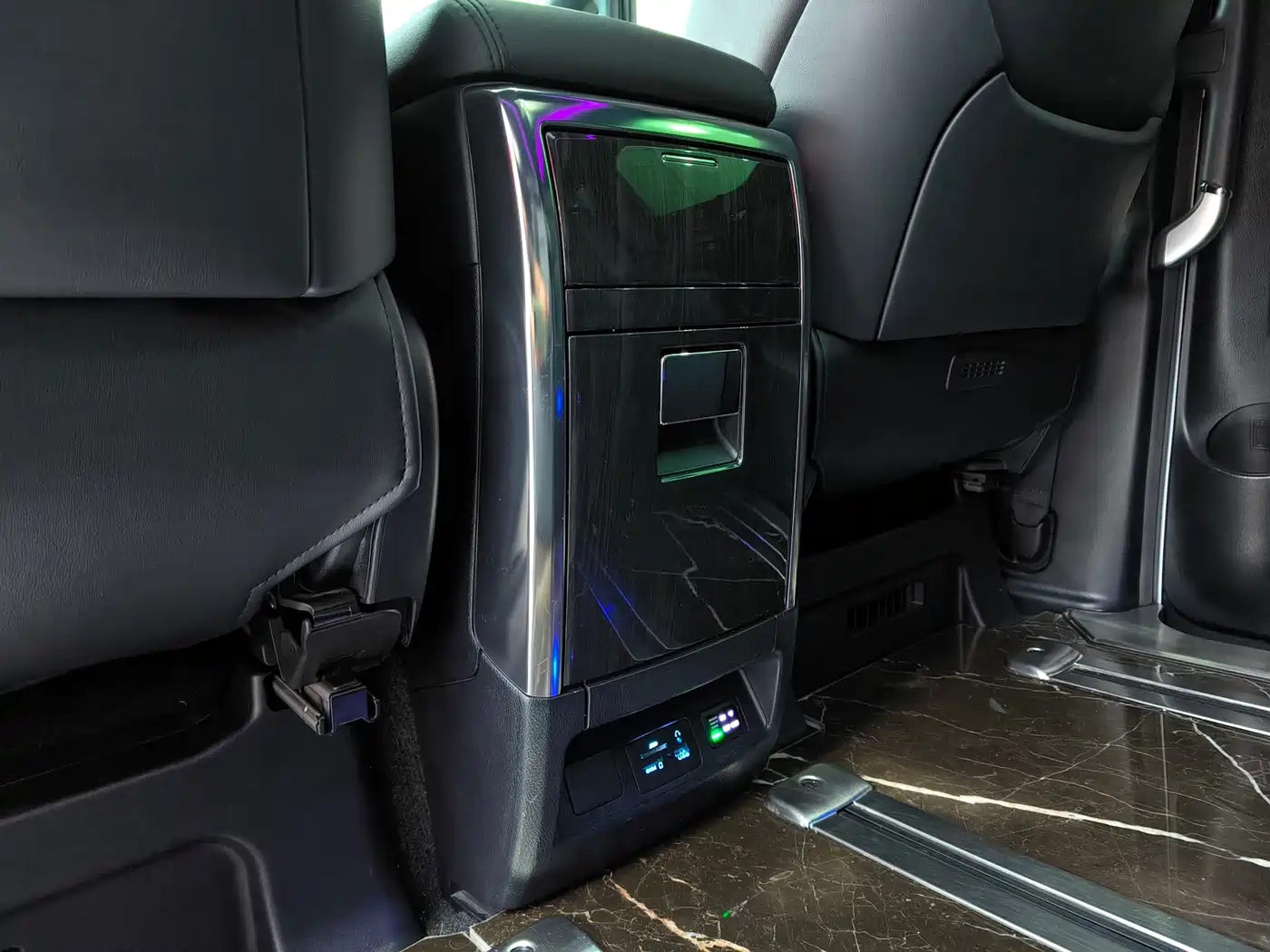 Lexus LM 2020 300h Seven-Seater Elegance Edition фото 28