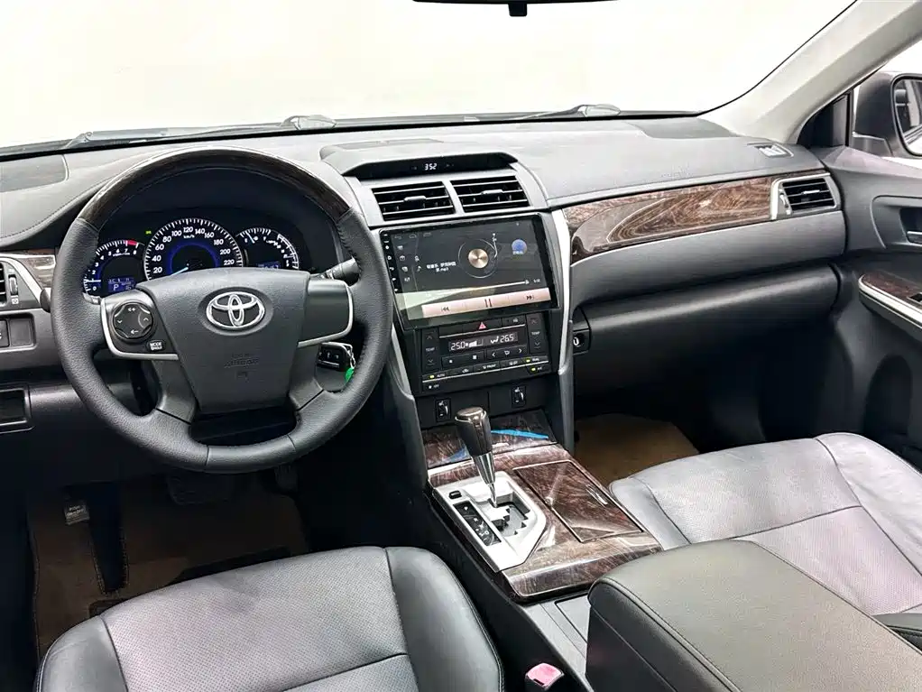 Toyota Camry 2015 2.0G Leading Edition фото 10