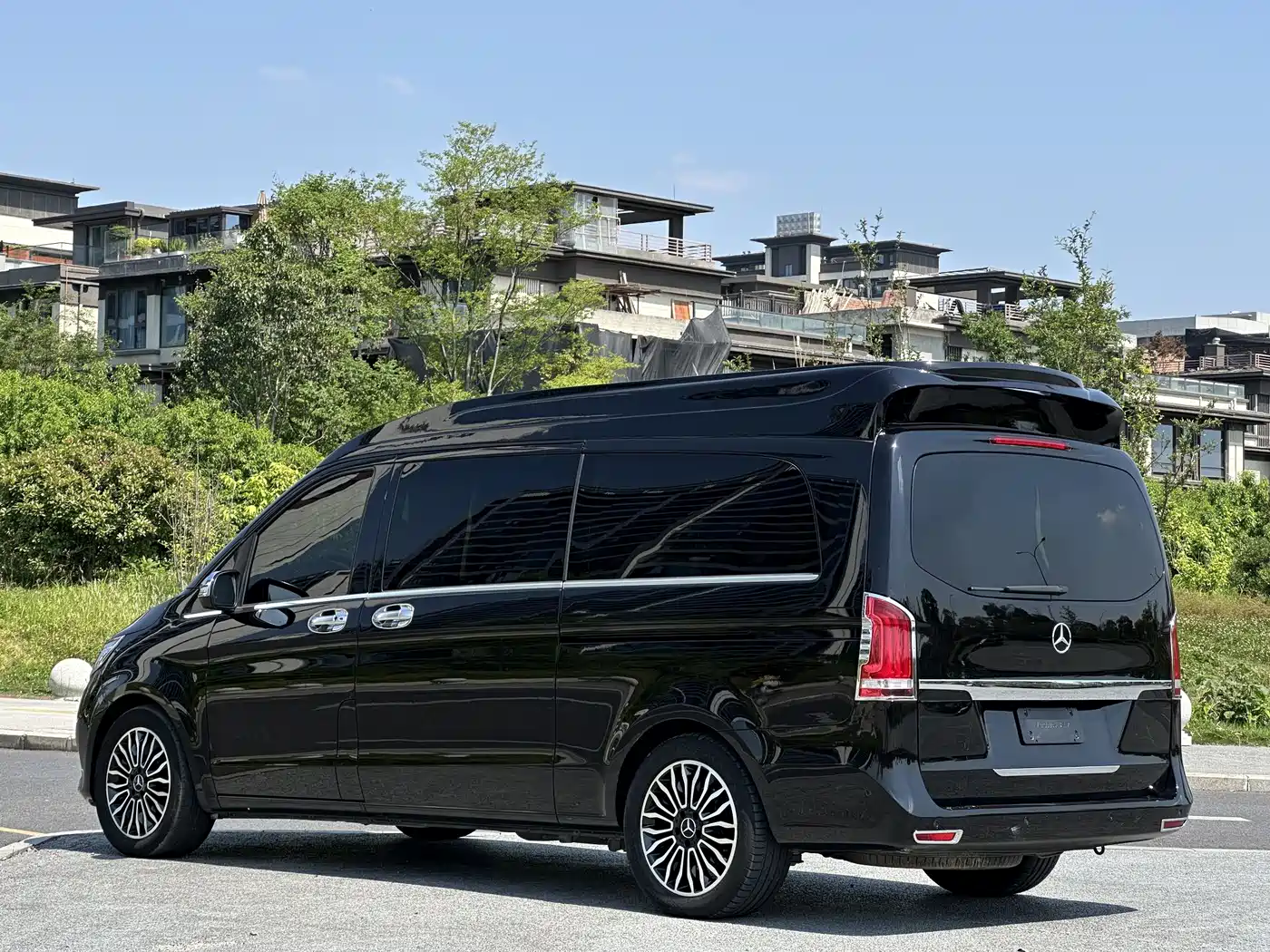 Mercedes-Benz V-Class 2017 Model V 260 L Premium Extended Edition фото 5