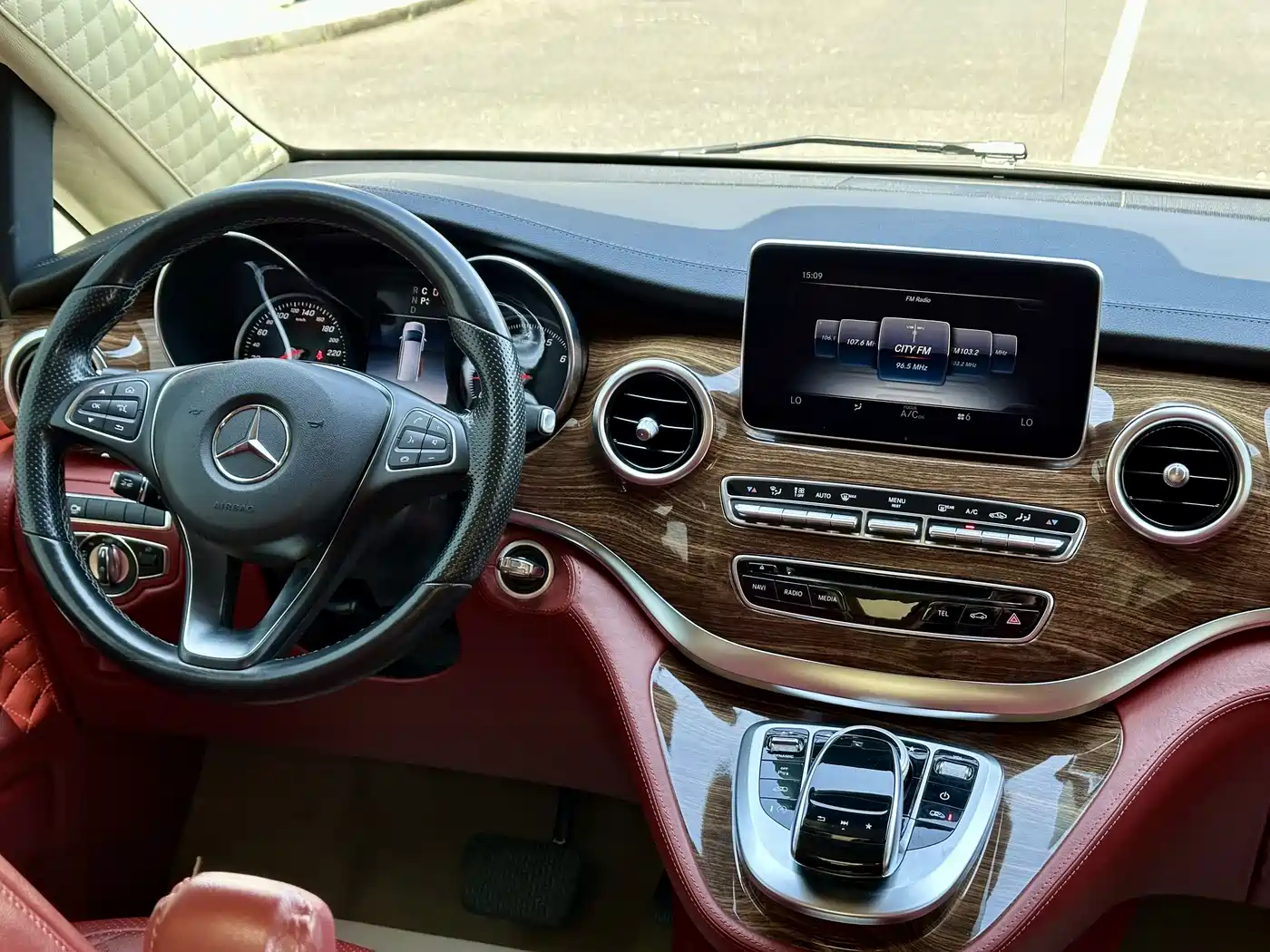 Mercedes-Benz V-Class 2017 Model V 260 L Premium Extended Edition фото 12