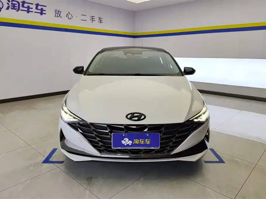 Hyundai Elantra 2021 1.5L CVT LUX Premium Edition фото 2