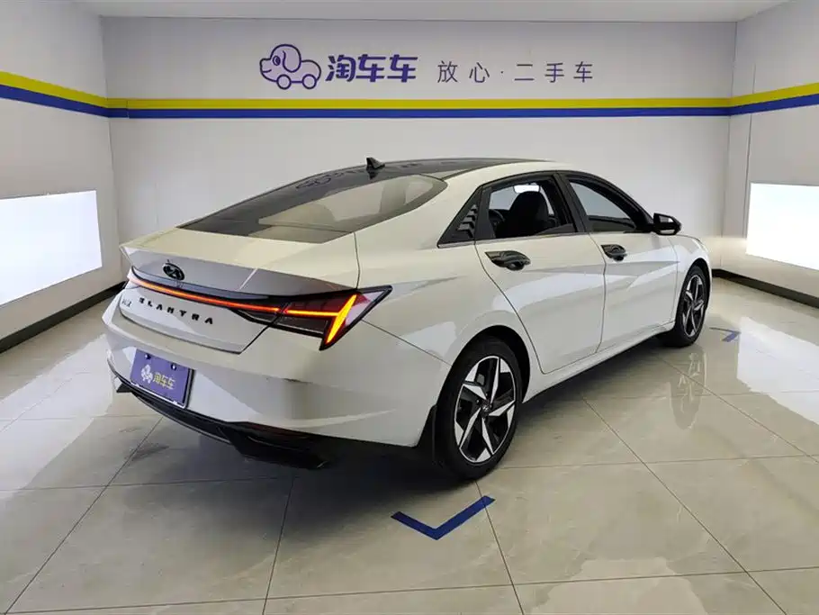 Hyundai Elantra 2021 1.5L CVT LUX Premium Edition фото 3
