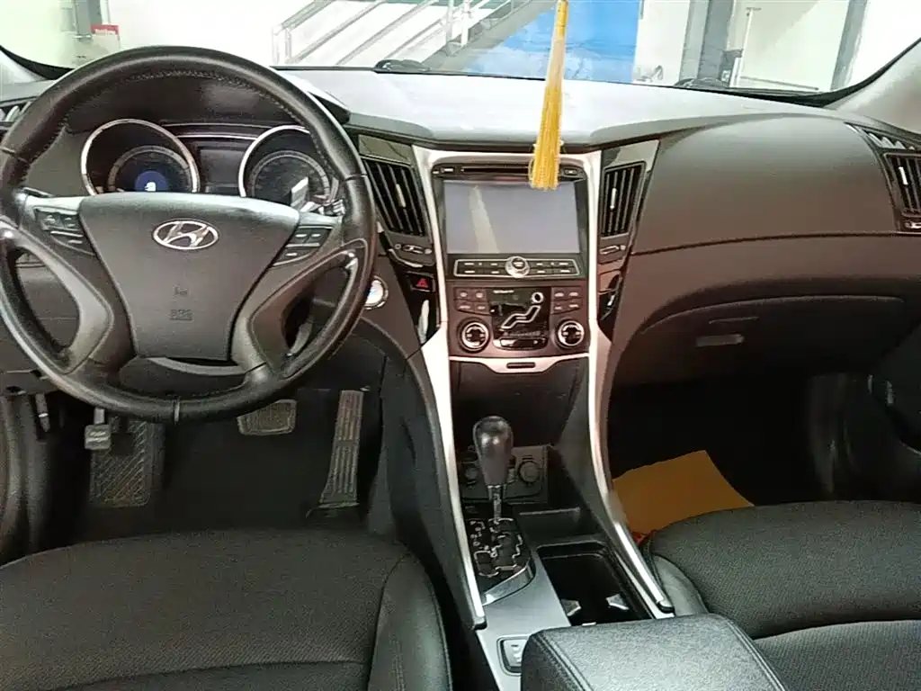 Hyundai Sonata 2014 2.0L Automatic Luxury фото 10