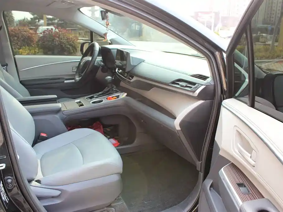 Toyota Granvia 2024 2.5L Hybrid Comfort фото 13
