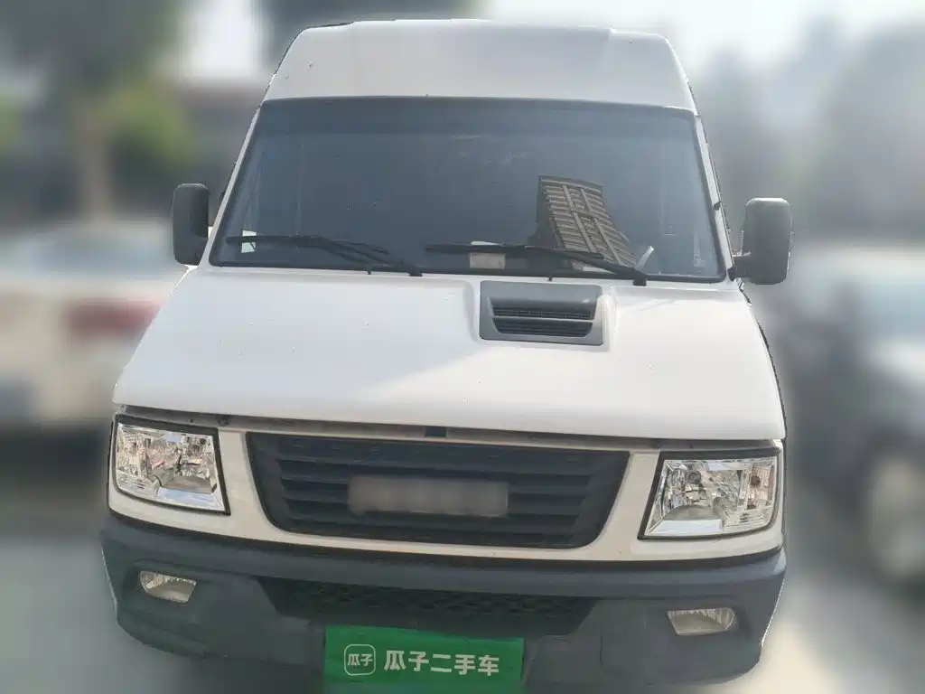 Iveco Daily 2021 2020 2.5T A40 Bus Dual Tire Medium Roof 5-9 Seater China VI
