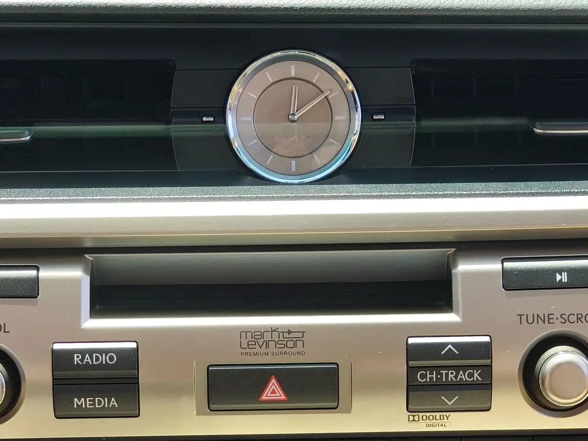 Photo 14 - Lexus ES