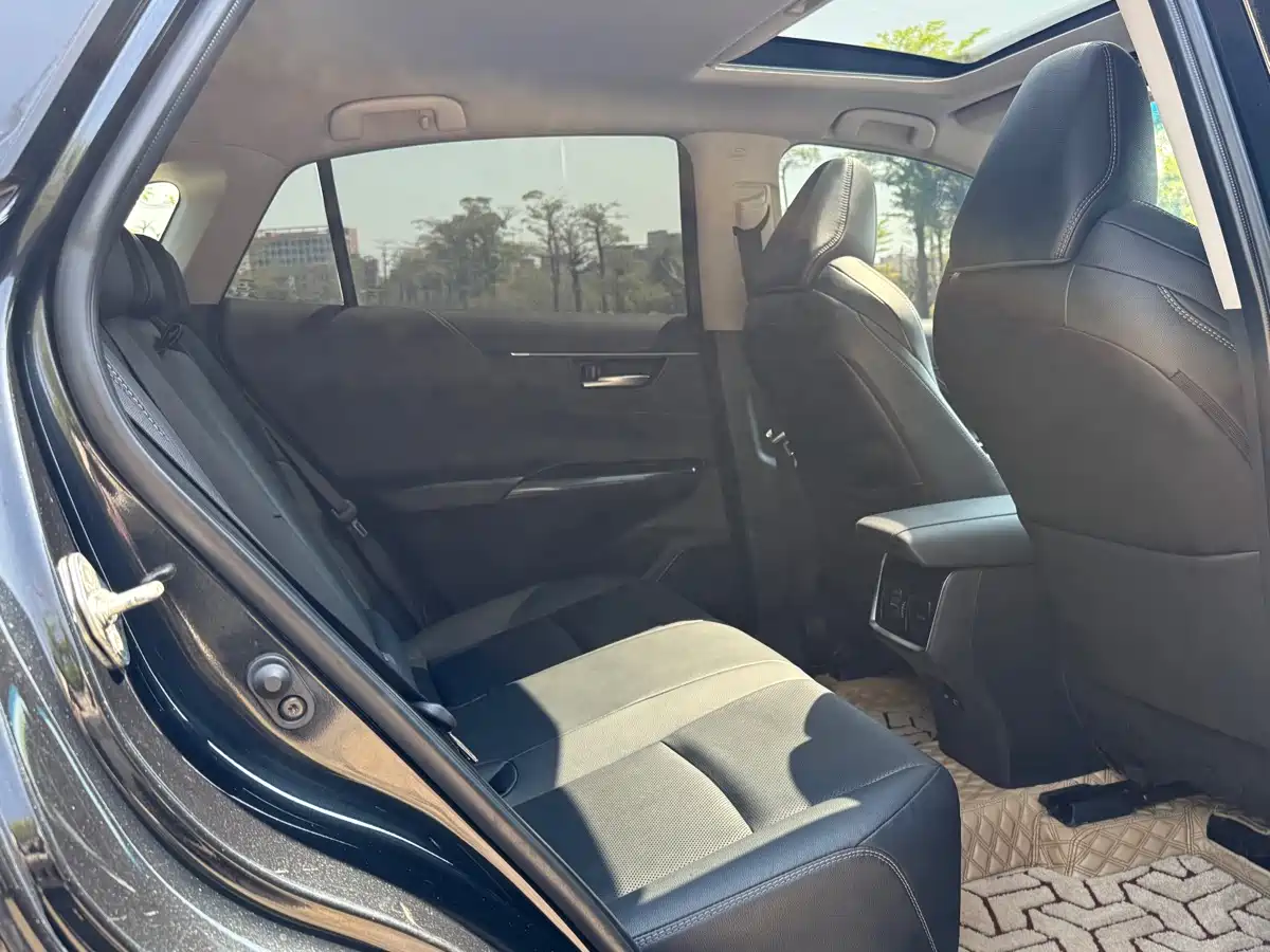 Toyota Venza 2023 2.0L CVT FWD Premium фото 17