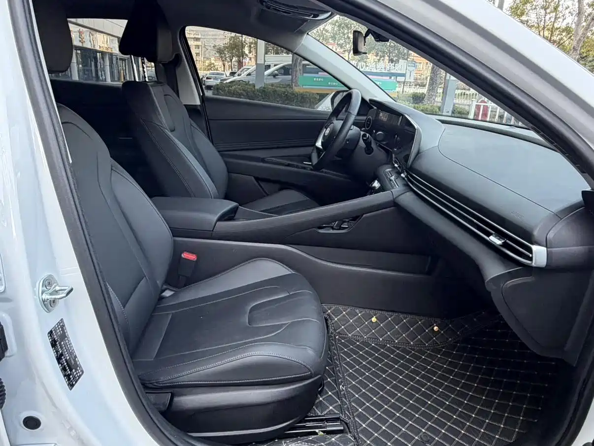 Hyundai Elantra 2023 Model 1.5L CVT LUX Premium Edition фото 17