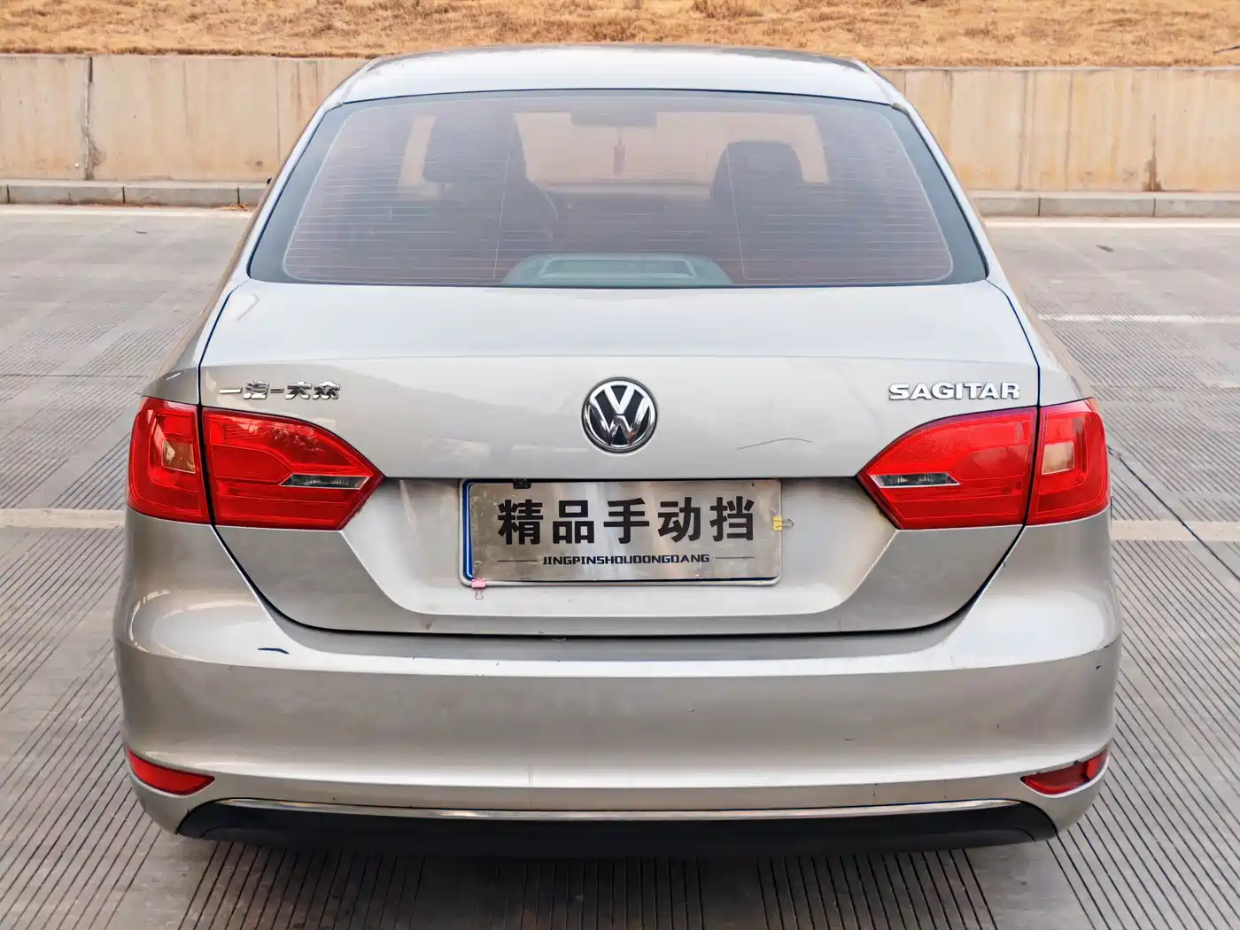 Volkswagen Sagitar 2014 Facelift 1.6L Manual Comfort фото 5