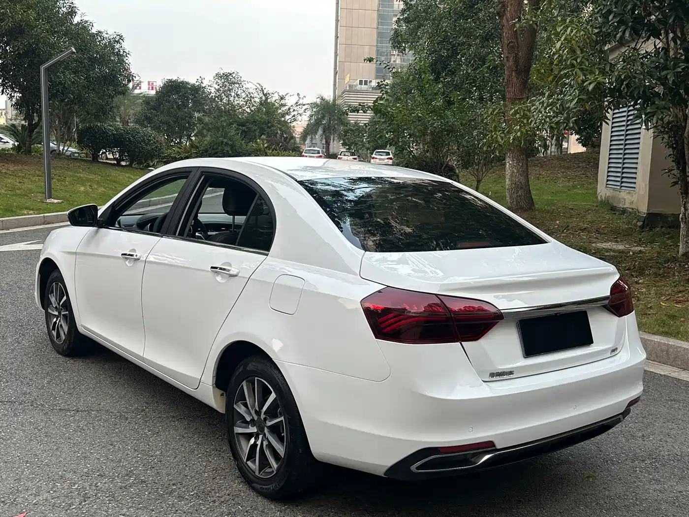 Фото 6 - Geely Emgrand