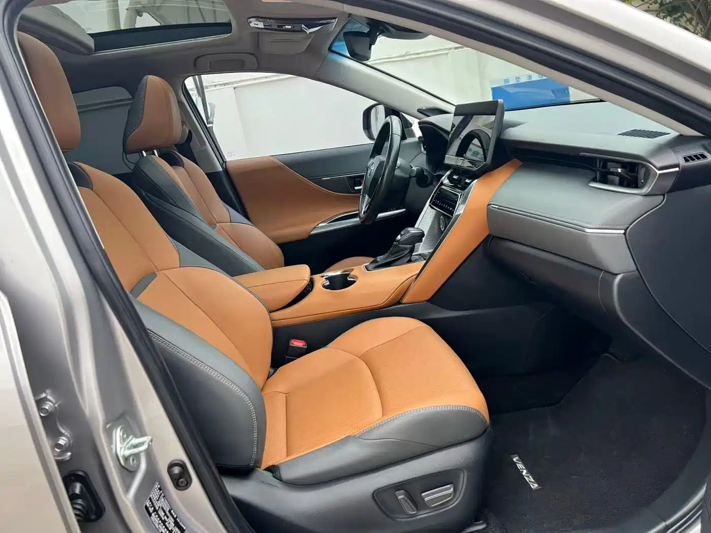 Toyota Venza 2023 2.0L CVT FWD Premium фото 7