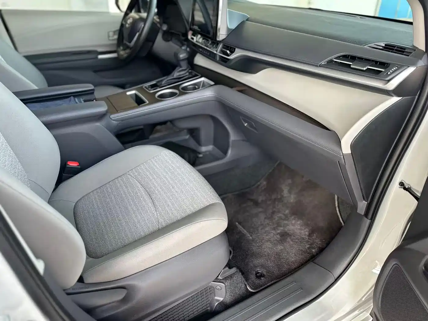 Toyota Sienna 2023 2.5L Hybrid Comfort Edition фото 13