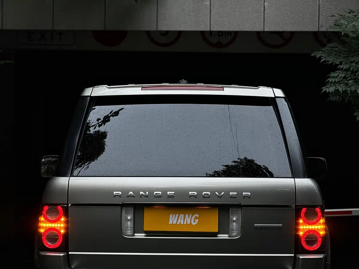 Photo 11 - Land Rover Range Rover