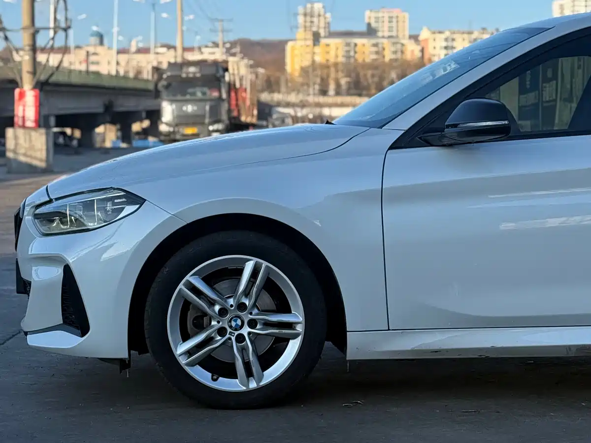 BMW 1 Series 2022 120i M Sport Shadow Edition фото 22